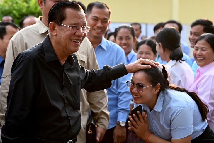 Cựu thủ tướng Hun Sen đi bỏ phiếu ở thành phố Takhmao, tỉnh Kandal, ngày 25-2 - Ảnh: AFP