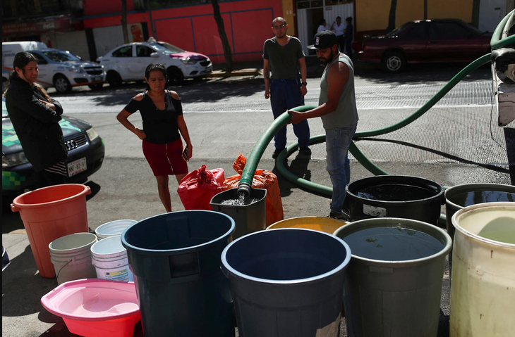 Người dân sống ở khu phố Azcapotzalco thuộc thành phố Mexico xếp hàng lấy nước vào ngày 26-1-2024 - Ảnh: REUTERS