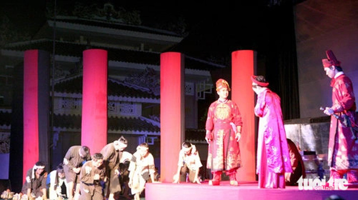 Nghệ sĩ Quyền Linh vào vai Tả quân Lê Văn Duyệt trong lần vở được đưa về biểu diễn tại khu vực Lăng Ông - Ảnh: GIA TIẾN