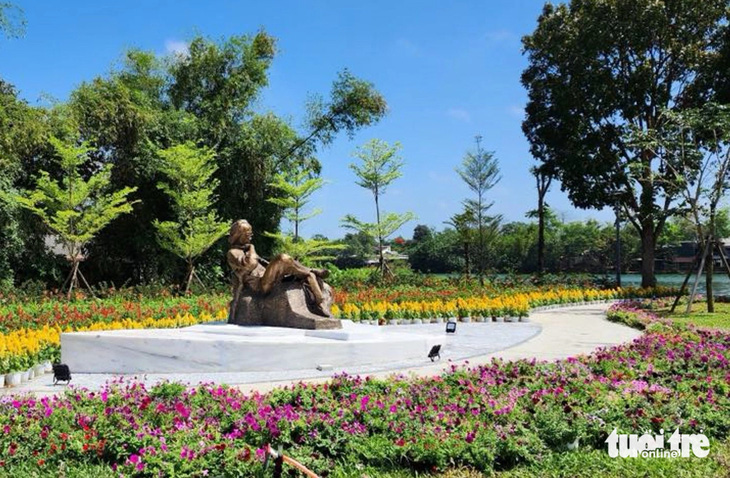 Tượng Trịnh Công Sơn ở Huế được đặt trong một không gian trữ tình bên bờ sông Hương - Ảnh: GĐCC