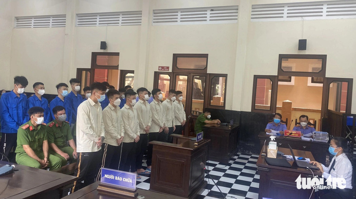 Các bị cáo tại phiên tòa xét xử sơ thẩm ngày 12-5-2022 tại Tiền Giang - Ảnh: HOÀI THƯƠNG
