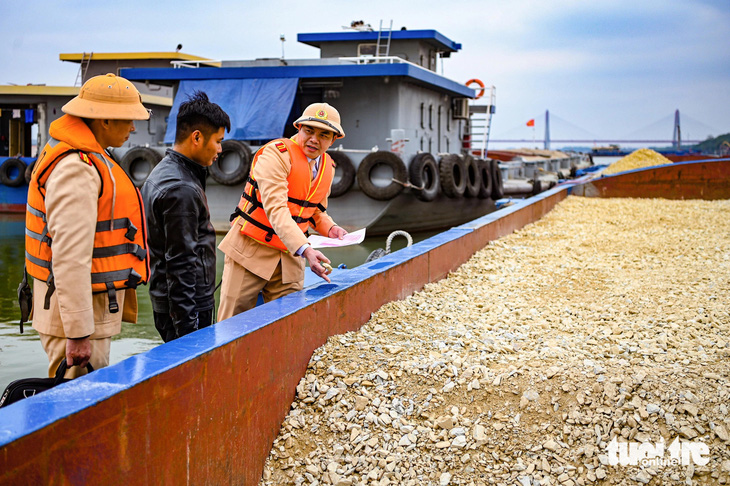 Một tàu chở vật liệu xây dựng đang được kiểm tra - Ảnh: HỒNG QUANG