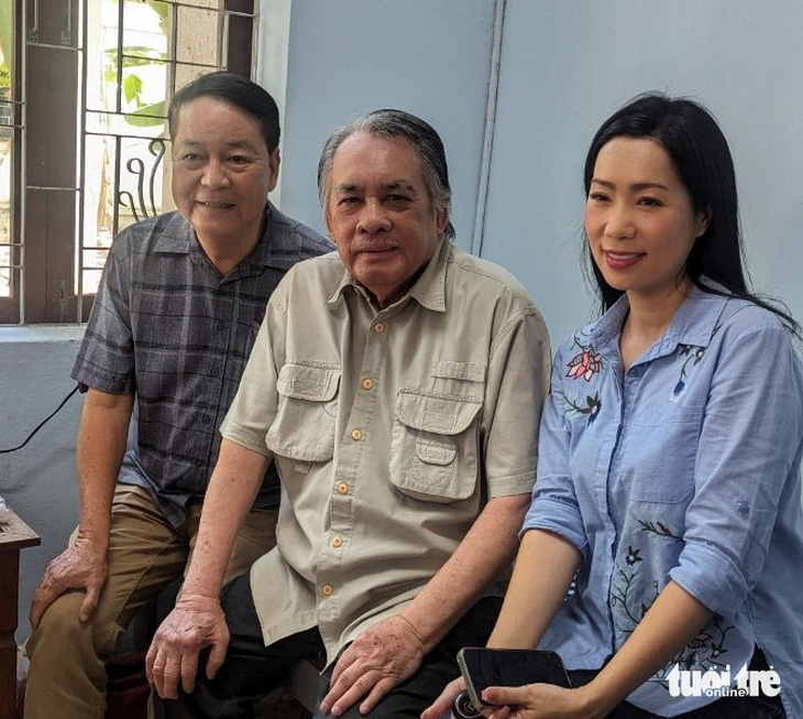 Ông Tôn Thất Cần (bìa trái) và bà Trịnh Kim Chi (bìa phải), hai phó chủ tịch Hội Sân khấu TP.HCM, thăm hỏi nghệ sĩ Huỳnh Thanh Trà - Ảnh: LINH ĐOAN