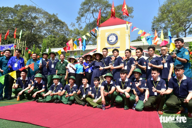 Các trại sinh chụp ảnh lưu niệm với lãnh đạo quận 1 trong hội trại ngày hội tòng quân ngày 26-2