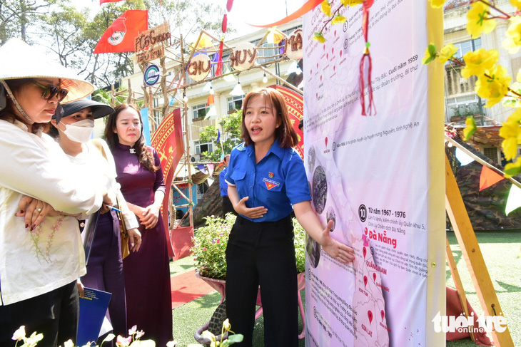 Chị Võ Thị Tuyết Như (phó chủ tịch Hội phụ nữ phường Cô Giang) thuyết trình chủ đề về tiểu trại Chu Huy Mân cho ban giám khảo chấm điểm trại.
