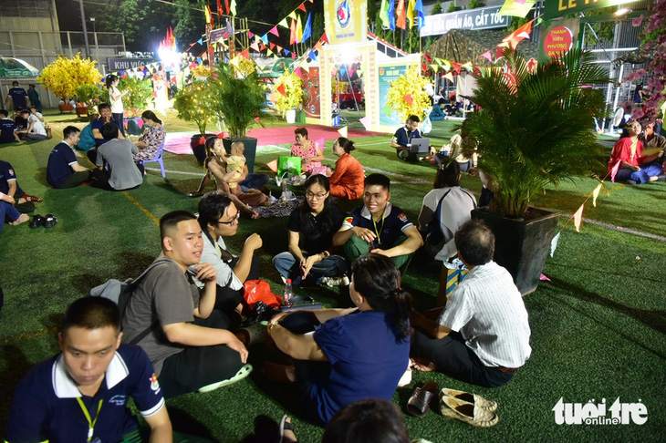 Tân binh phường Đa Kao và bạn bè, người thân thăm hỏi, vui chơi, trò chuyện sau đêm hội trại.