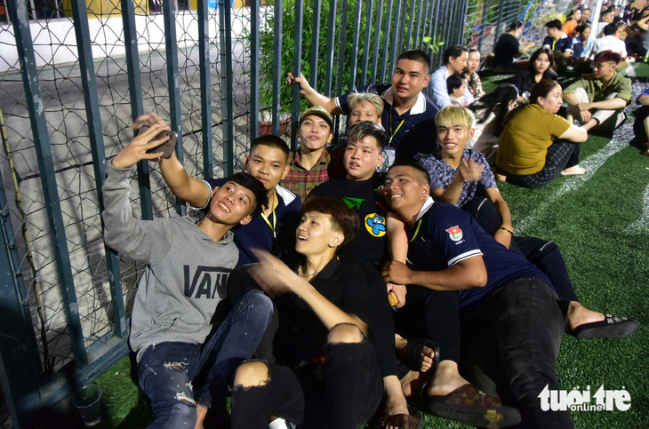 Bạn bè của các tân binh phường Nguyễn Cư Trinh vui chơi chụp ảnh selfie với nhau trong đêm hội trại