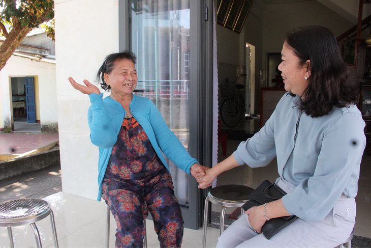 Bà Bùi Thị Ngọc Thanh (phải) đến thăm bà Lữ Thị Loan, người cán bộ địa phương từ chiến tranh đến tận thời bình, ngày bà về hưu cũng đơn độc và được hỗ trợ xây dựng “ngôi nhà cấp ủy” - Ảnh: TRẦN MAI