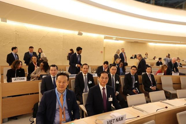 Bộ trưởng Ngoại giao Bùi Thanh Sơn và Đại sứ phái đoàn thường trực Việt Nam tại Geneva Mai Phan Dũng cùng đoàn công tác của Việt Nam tham dự phiên họp - Ảnh: TTXVN