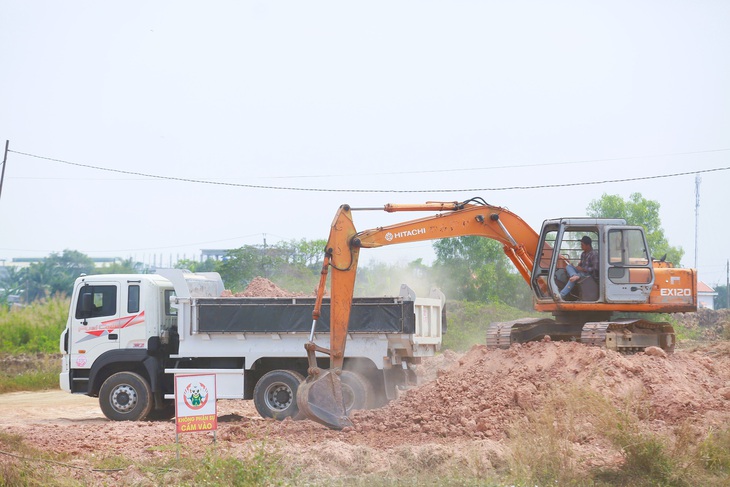 Cao tốc Bến Lức - Long Thành bứt tốc, đoạn TP.HCM - Long An thông xe trong 2024- Ảnh 6. Ngay sau khi có quyết định của Thủ tướng, chủ đầu tư là Tổng công ty Đầu tư phát triển đường cao tốc Việt Nam (VEC) đã tổ chức đấu thầu tìm nhà thầu mới đối với những gói thầu chấm dứt hợp đồng để triển khai thi công các phần việc còn lại. Qua đó, dự án được "hồi sinh" thi công trở lại để hoàn thành toàn bộ vào quý 3-2025 - Ảnh: LÊ PHAN