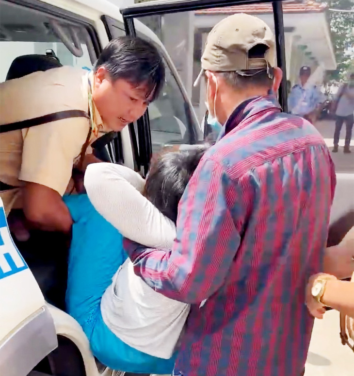 Bà Hồng bị tai biến, nằm ven đường được cảnh sát đưa đi cấp cứu kịp thời - Ảnh: Người dân cung cấp