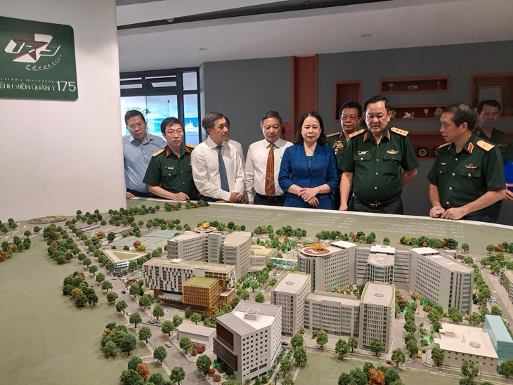 Phó chủ tịch nước Võ Thị Ánh Xuân cùng lãnh đạo Bộ Quốc phòng đến thăm Bệnh viện Quân y 175 - Ảnh: N.T.