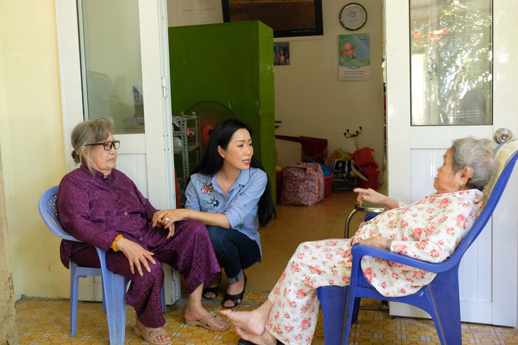 Nghệ sĩ Trịnh Kim Chi trò chuyện cùng hai nghệ sĩ Diệu Hiền (áo tím) và công nhân sân khấu Đặng Thị Xuân - Ảnh: LINH ĐOAN
