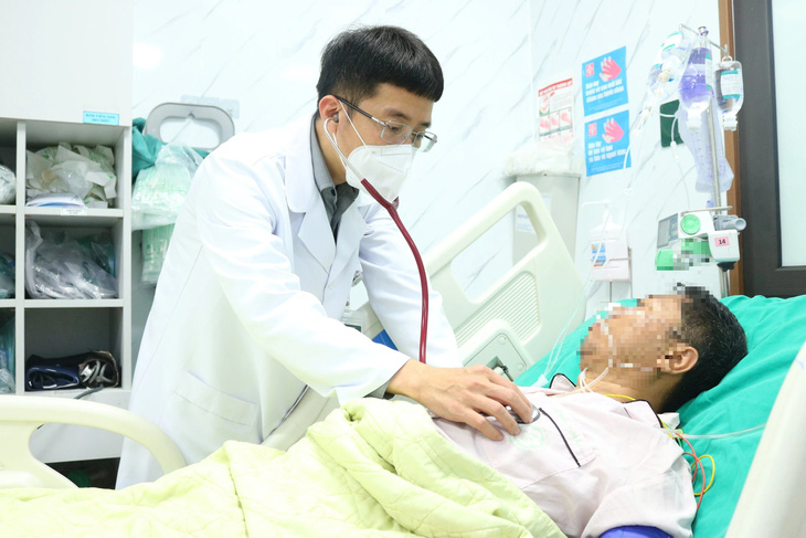 PGS.TS Mai Duy Tôn thăm khám cho bệnh nhân đột quỵ điều trị tại Bệnh viện Bạch Mai - Ảnh: BVCC
