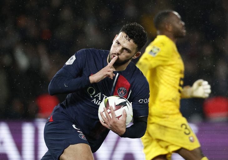 Goncalo Ramos là người hùng giúp PSG thoát thua - Ảnh: REUTERS