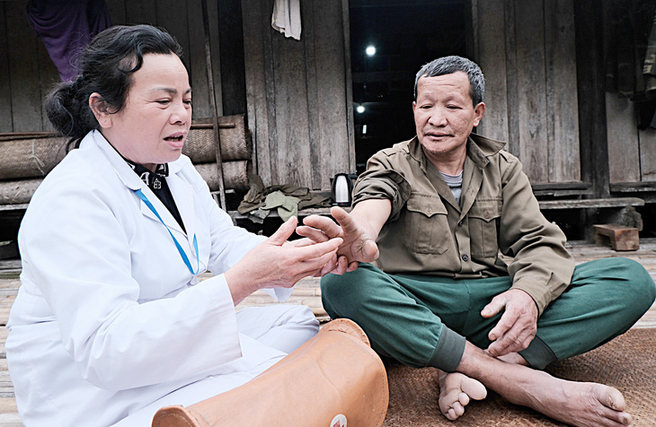 Bác sĩ Ma Thị Cầm, trưởng Trạm y tế xã Đoàn Kết, huyện Tràng Định, tỉnh Lạng Sơn, đến tận nhà thăm khám cho người dân - Ảnh: HÀ THANH