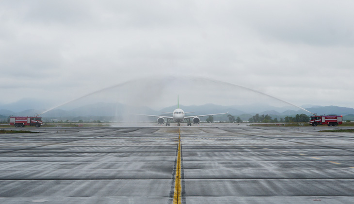Máy bay thương mại C919 của Trung Quốc được chào đón bằng nghi thức phun vòi rồng khi vừa hạ cánh tại sân bay quốc tế Vân Đồn, tỉnh Quảng Ninh ngày 26-2 - Ảnh: T. DƯƠNG
