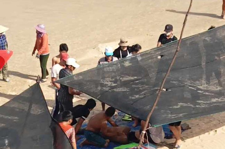 Lực lượng chức năng và người dân cứu thành công 6 học sinh khuyết tật bị đuối nước khi tắm biển - Ảnh: N.V.H.