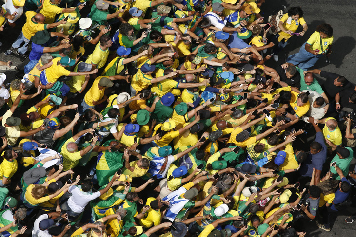 Dòng người ủng hộ cựu tổng thống Brazil Bolsonaro đồng loạt với tay về phía ông, trong cuộc tuần hành ngày 25-2 tại thành phố Sao Paulo - Ảnh: AFP