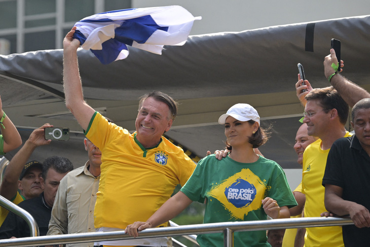 Ông Bolsonaro cùng vợ có mặt tại cuộc tuần hành - Ảnh: AFP