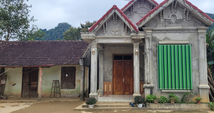 Ngôi nhà của gia đình ông Đinh Xuân Tính ở thôn Thành Tân, huyện Thạch Thành xây dựng nhiều năm nay chưa được quét sơn (bên phải) - Ảnh: HÀ ĐỒNG