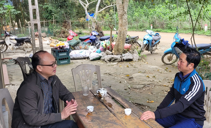 Ông Đinh Xuân Tính (phải) trao đổi với phóng viên báo Tuổi Trẻ - Ảnh: CTV