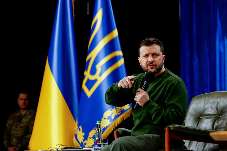 Tổng thống Ukraine Volodymyr Zelensky phát biểu tại Kiev, Ukraine ngày 25-2 - Ảnh: REUTERS
