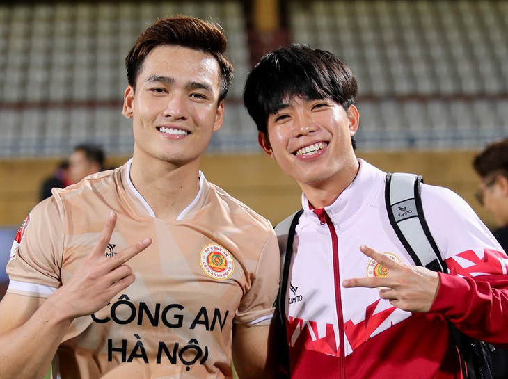 Trung vệ Trần Quang Thịnh (phải) cùng Việt Anh khi còn ở CLB Công An Hà Nội - Ảnh: CAHN FC