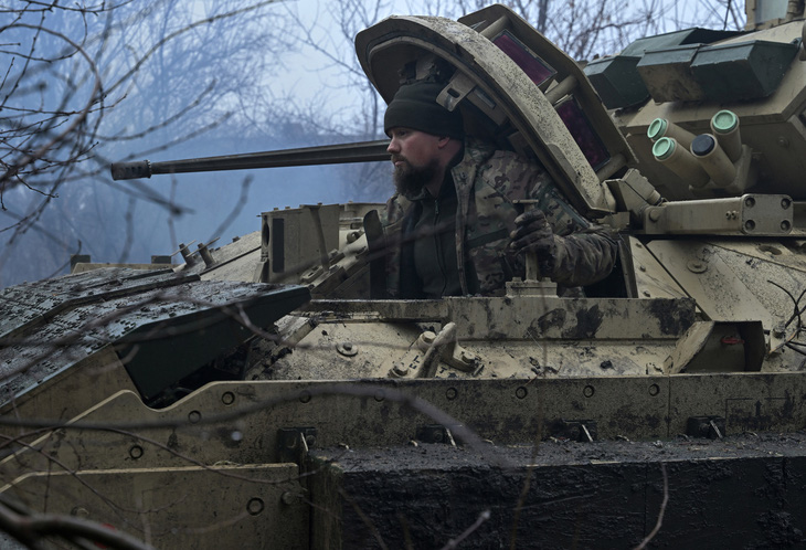 Binh sĩ Ukraine thuộc Lữ đoàn cơ giới 47 chuẩn bị tham chiến trên xe chiến đấu bọc thép Bradley do Mỹ gửi - Ảnh: AFP
