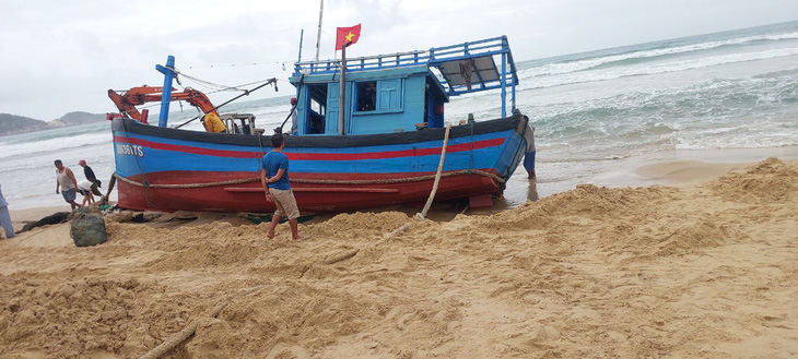 Sóng mạnh đánh dạt 1 tàu cá của ngư dân vào bờ tại khu vực biển Trung Lương - Ảnh: N.V.H.
