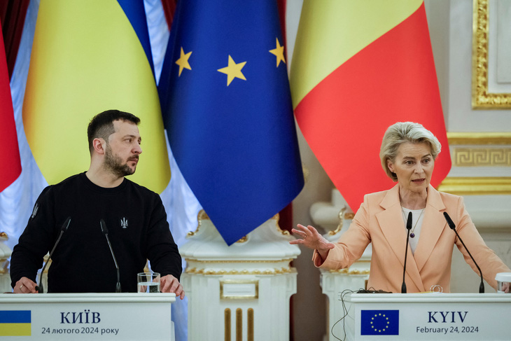 Tổng thống Ukraine Volodymyr Zelenskiy và Chủ tịch Ủy ban châu Âu Ursula von der Leyen dự cuộc họp báo chung với các nhà lãnh đạo của EU và Canada tại Kiev, Ukraine ngày 24-2 - Ảnh: REUTERS