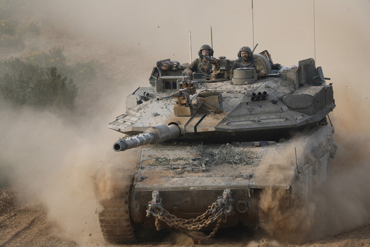 Xe tăng của lực lượng Israel di chuyển ở phía nam Dải Gaza ngày 26-2 - Ảnh: REUTERS