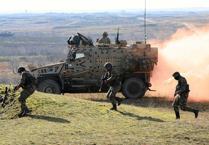 Các binh lính tham gia cuộc tập trận của NATO ở Drawsko Pomorskie, Ba Lan, ngày 26-2 - Ảnh: REUTERS