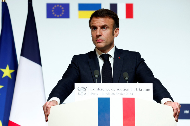 Tổng thống Pháp Emmanuel Macron phát biểu tại hội nghị các nước châu Âu ở Paris ngày 26-2 bàn về vấn đề ủng hộ Ukraine - Ảnh: REUTERS
