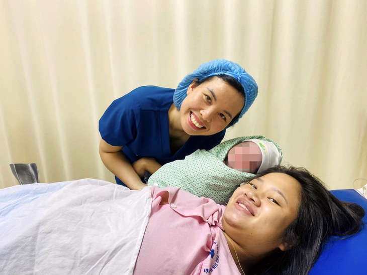 Bác sĩ Nguyễn Thị Sim hạnh phúc khi những em bé khỏe mạnh chào đời - Ảnh: BVCC