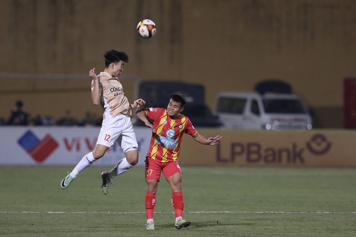 Công An Hà Nội - Thanh Hóa (hiệp 1) 1-0: Tấn Tài mở tỉ số- Ảnh 1. Công An Hà Nội (trái) đang chơi lấn lướt trước Đông Á Thanh Hóa - Ảnh: MINH ĐỨC