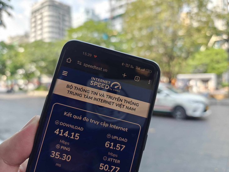 Tốc độ mạng 5G tại phố đi bộ Nguyễn Huệ, quận 1, TP.HCM đo được lên đến hơn 400 Mbps - Ảnh: ĐỨC THIỆN