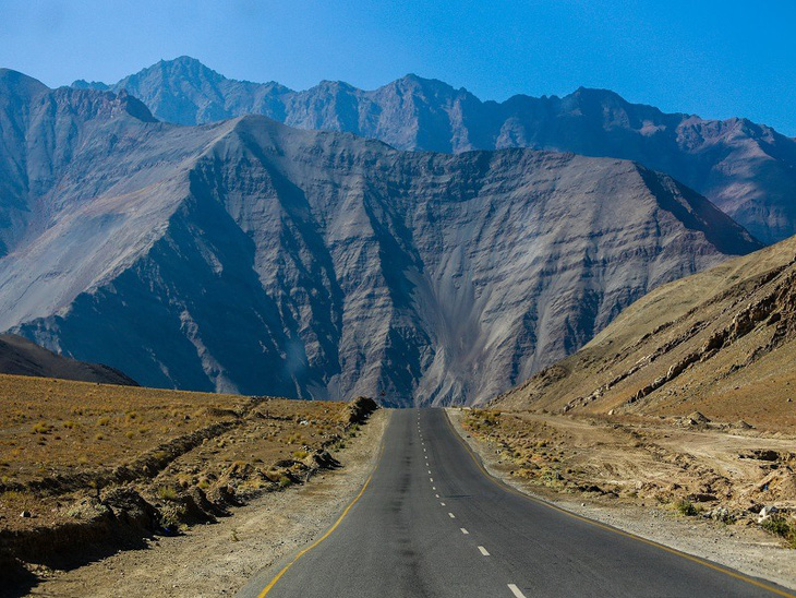 “Đồi nam châm” nằm dọc theo quốc lộ Leh-Kargil-Baltic, thuộc vùng Trans-Himalaya - Ảnh: TRAVEL VIEWPOINT