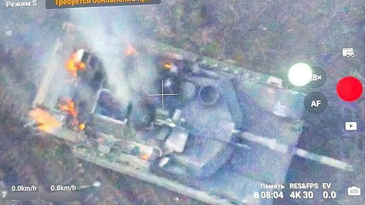 Hình ảnh được cho là chiếc xe tăng Abram đầu tiên của Ukraine bị lực lượng Nga phá hủy trên chiến trường - Ảnh: THE WAR ZONE/X