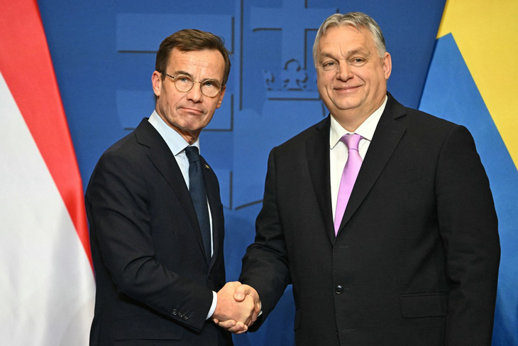 Hungary gật đầu sau khi Thủ tướng Thụy Điển Ulf Kristersson (trái) đến Budapest và gặp người đồng cấp Viktor Orban ngày 23-2 - Ảnh: AFP