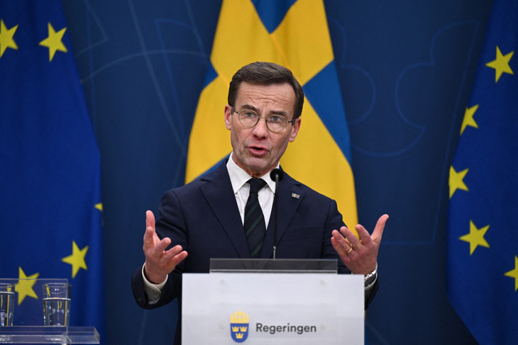 Thủ tướng Thụy Điển Ulf Kristersson phát biểu trong cuộc họp báo ở Stockholm (Thụy Điển), sau khi Quốc hội Hungary phê chuẩn việc kết nạp Thụy Điển vào NATO hôm 26-2 - Ảnh: AFP