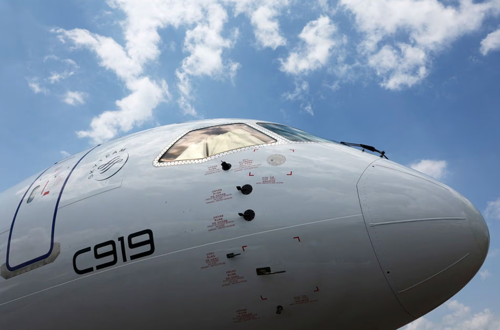 Máy bay C919 tại triển lãm Singapore Airshow 2024 - Ảnh: REUTERS