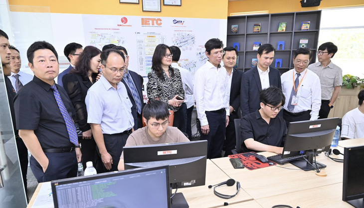 Trong khuôn khổ lễ ký kết hợp tác, đoàn đã tham quan Trung tâm Điện tử và Vi mạch bán dẫn (ESC) - mô hình hợp tác giữa SHTP Training và Công ty cổ phần Giáo dục quốc tế Sun Edu - Ảnh: SHTP