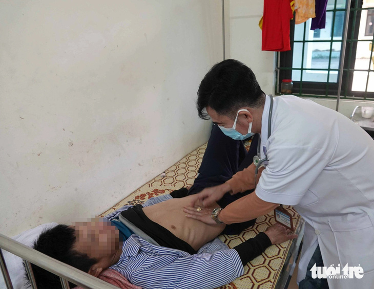 Bác sĩ Nguyễn Tiến Hùng thăm khám bệnh nhân - Ảnh: LÊ MINH