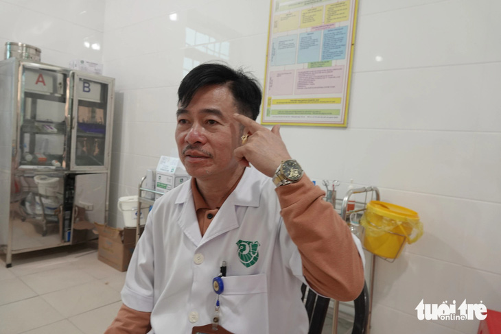 Bác sĩ Nguyễn Tiến Hùng kể về lần bị bệnh nhân đánh vào trán - Ảnh: LÊ MINH