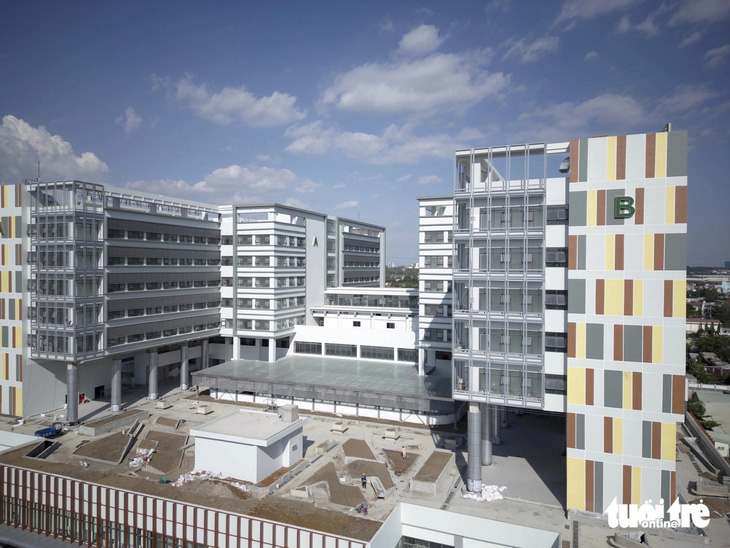 3 khối nhà xây mới khang trang, hiện đại của Bệnh viện Đa khoa khu vực Thủ Đức đang hoàn thành cơ bản, dần lộ diện - Ảnh: TRÚC QUYÊN