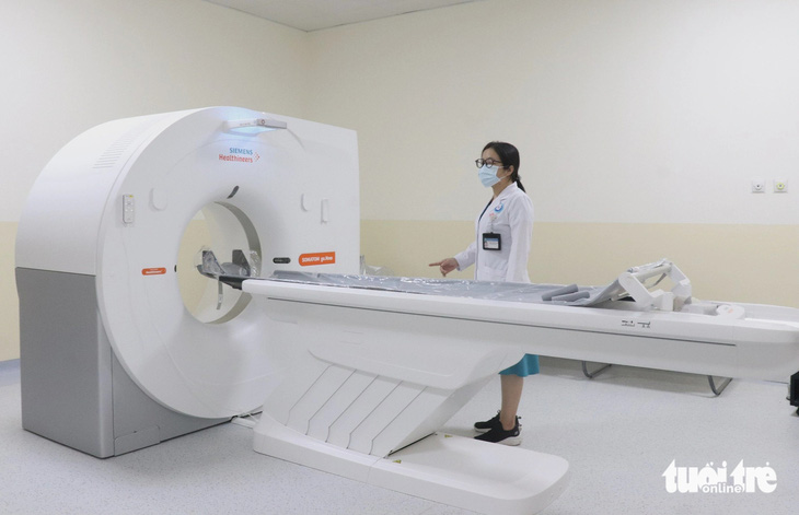 Bệnh viện Đa khoa khu vực Hóc Môn đã trang bị được máy CT-Scan mới, sau thời gian không có máy này, phải chuyển bệnh nhân sang bệnh viện lân cận chụp chiếu - Ảnh: XUÂN MAI