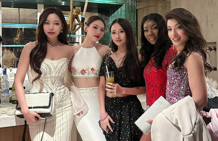 Mai Phương (thứ hai, từ trái qua) cùng các thí sinh Miss World - Ảnh: Facebook nhân vật