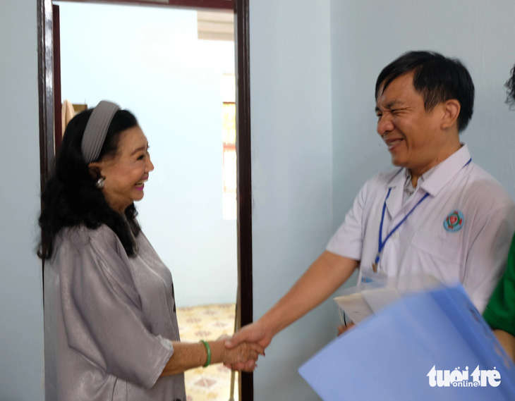 Kim Cương gặp gỡ bác sĩ ở Trung tâm dưỡng lão Thị Nghè và 