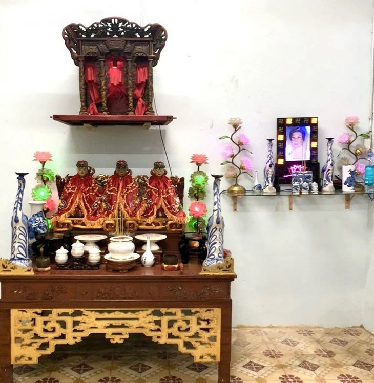 Bàn thờ tổ sân khấu và bàn thờ nghệ sĩ Phùng Há được đặt trang trọng trong khu vực chung của nhà A6 dành riêng cho nghệ sĩ trong Trung tâm dưỡng lão Thị Nghè - Ảnh: Hội Sân khấu TP.HCM